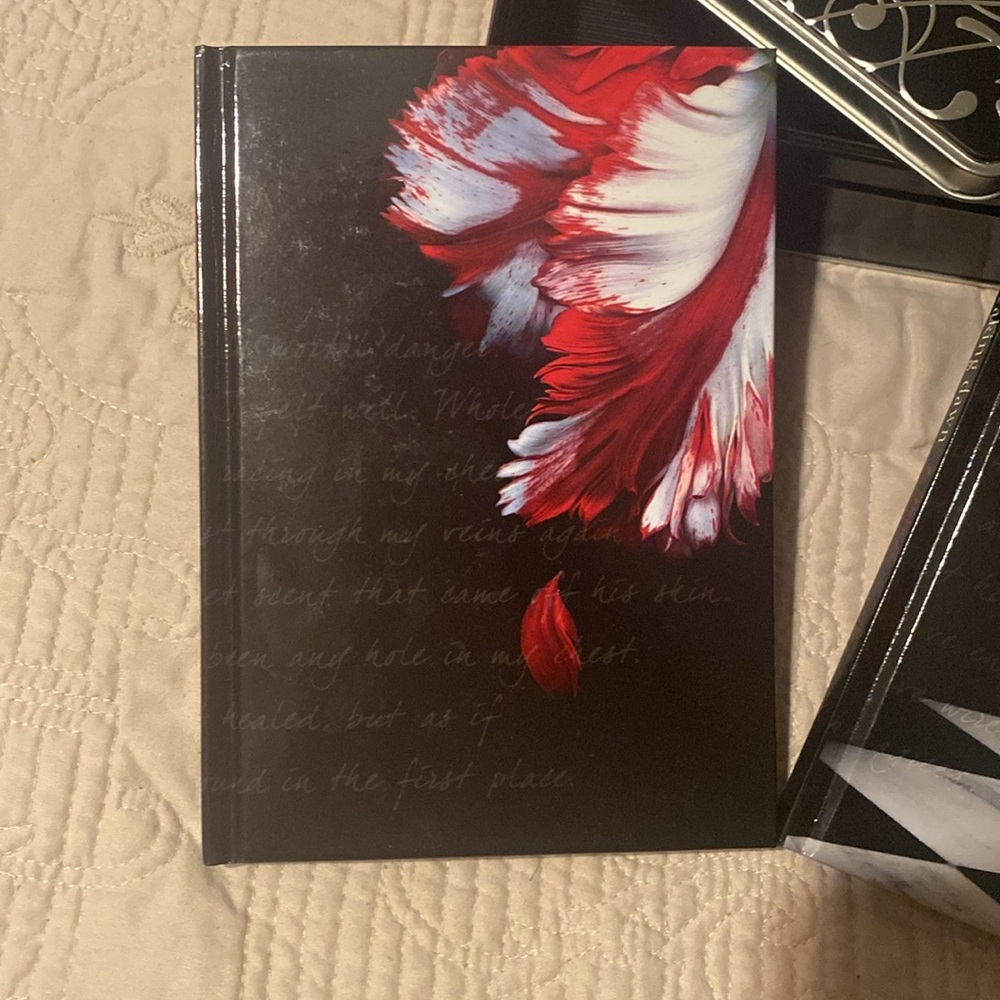 The Twilight Saga Hardcover Journals (2 of 4) in Keepsake Tin - Picture 5 of 7